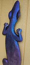 Load image into Gallery viewer, HAND PAINTED WOODEN GHECKO DOT ART