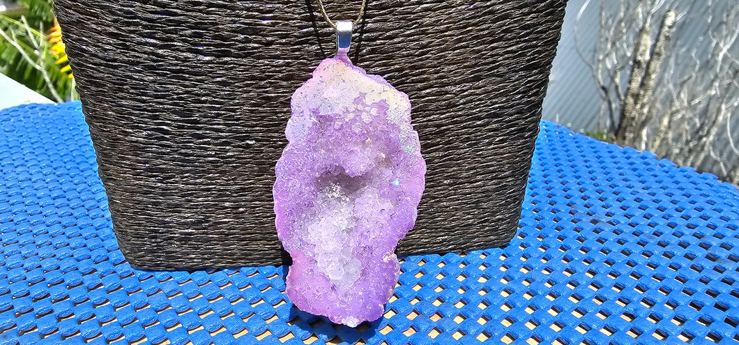 AURA QUARTZ PENDANT NECKLACE