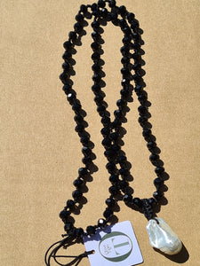 55cm PEARL & BLACK BEAD NECKLACE