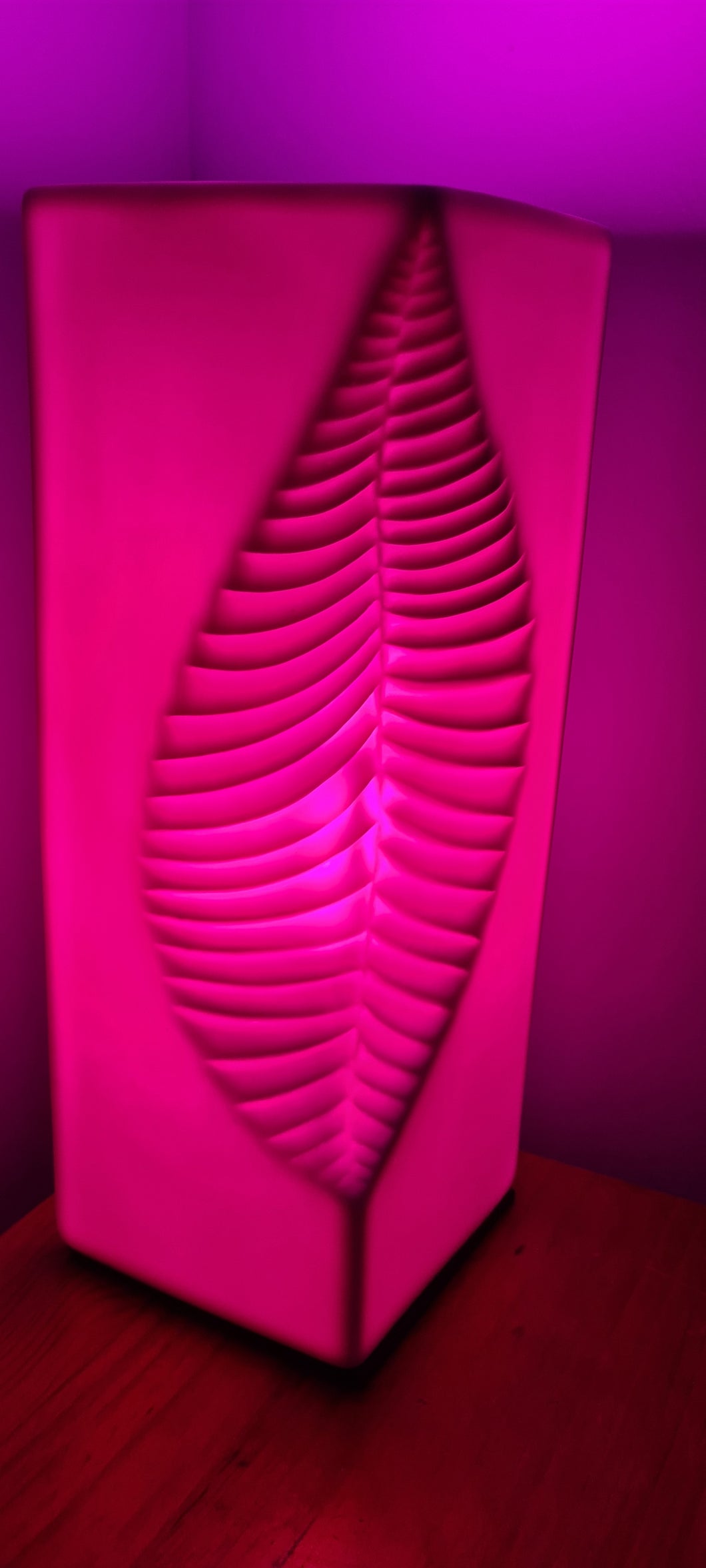 MAGENTA LEAF INDENT CERAMIC LAMP
